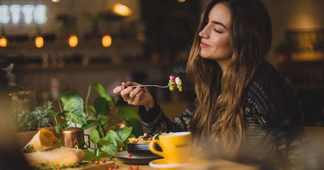 Reeducação alimentar: chega de se torturar e comece hoje as pazes com a comida