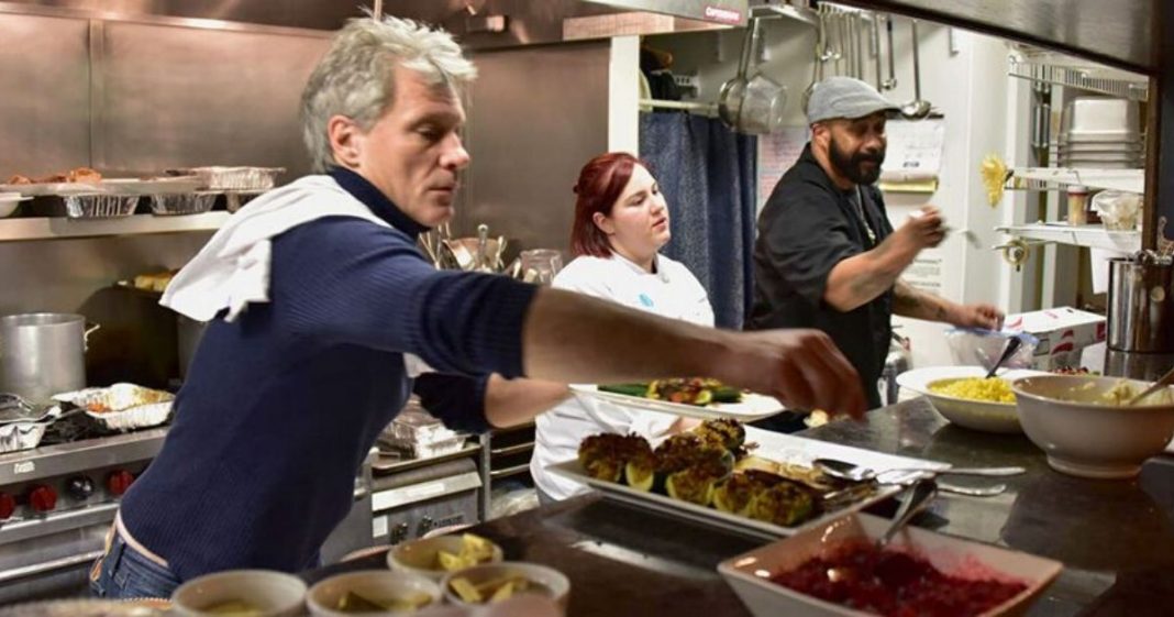 Bon Jovi abriu 2 restaurantes que oferecem refeições gratuitas às pessoas carentes