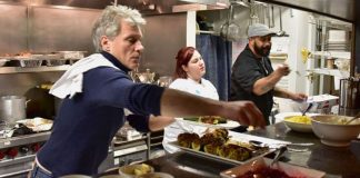 Bon Jovi abriu 2 restaurantes que oferecem refeições gratuitas às pessoas carentes Bon Jovi abriu 2 restaurantes que oferecem refeições gratuitas às pessoas carentes