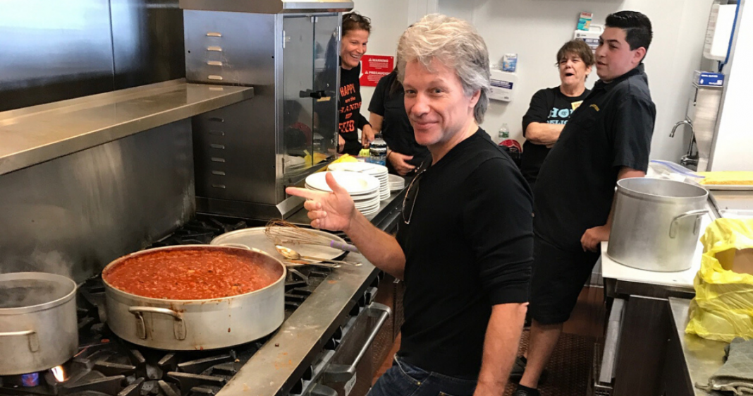 Bon Jovi abriu 3º restaurante que oferece refeições gratuitas às pessoas carentes