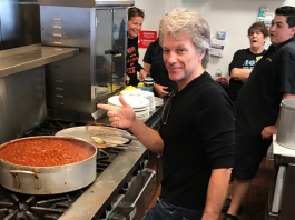 Bon Jovi abriu 3º restaurante que oferece refeições gratuitas às pessoas carentes