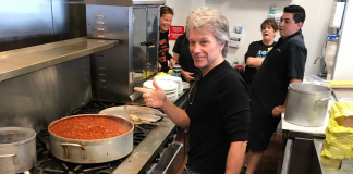Bon Jovi abriu 3º restaurante que oferece refeições gratuitas às pessoas carentes Bon Jovi abriu 3º restaurante que oferece refeições gratuitas às pessoas carentes