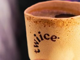 Companhia aérea serve cafés em copos comestíveis no lugar de descartáveis