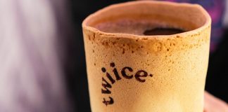 Companhia aérea serve cafés em copos comestíveis no lugar de descartáveis Companhia aérea serve cafés em copos comestíveis no lugar de descartáveis