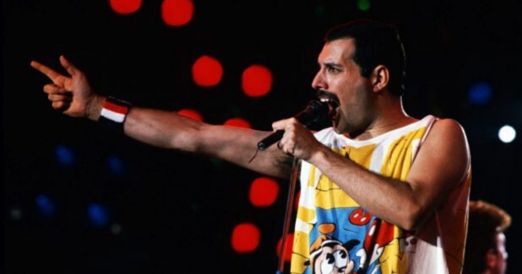 FREDDIE MERCURY ENVIA CESTAS DE NATAL PARA AFILHADOS E AMIGOS ATÉ HOJE