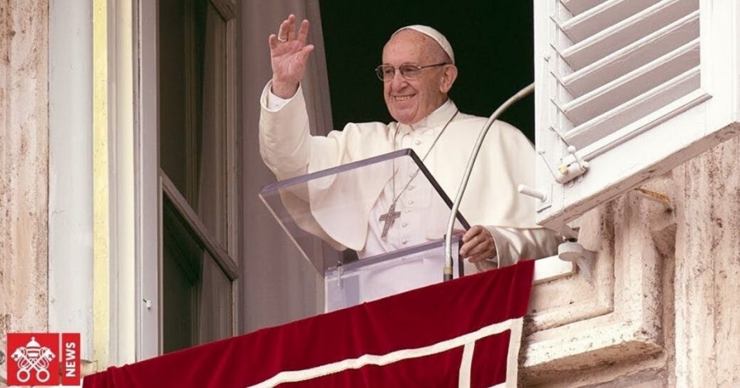 Papa Francisco pede: conversem durante as refeições e deixem os celulares