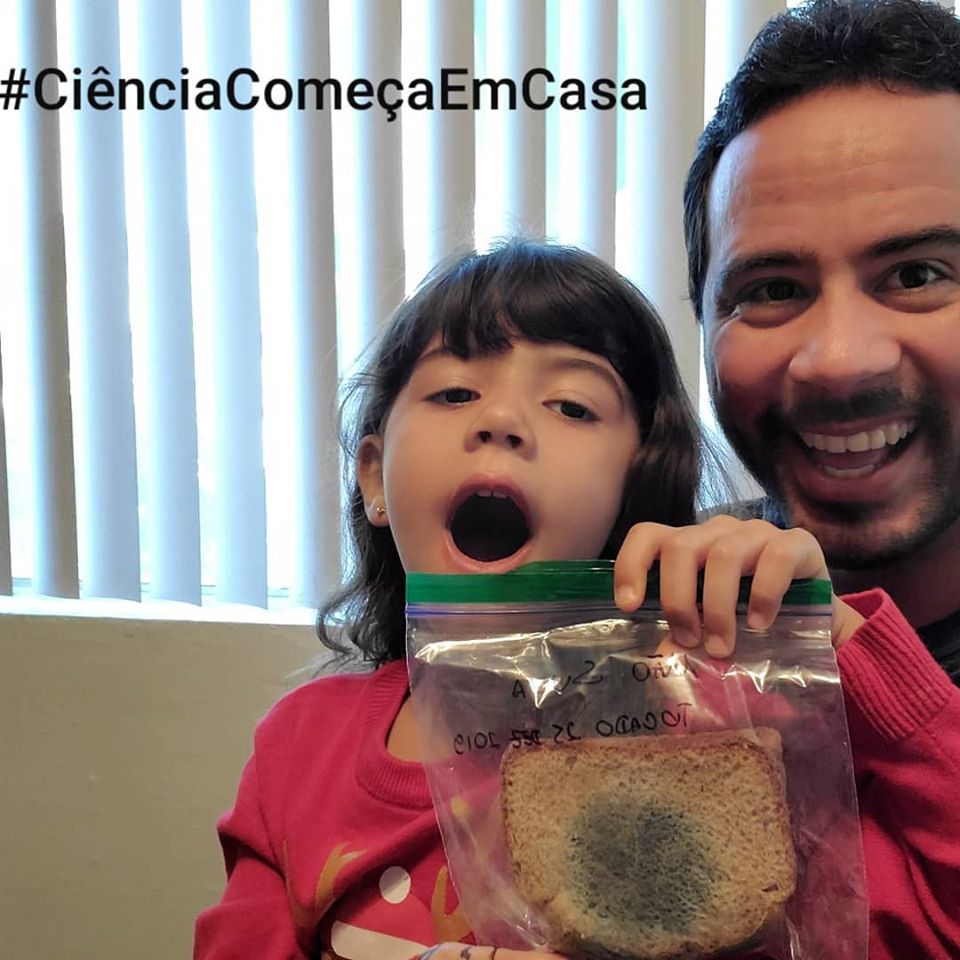 Pai faz experimento com a filha sobre lavar as mãos e ideia viraliza ideiasnutritivas.com - Pai faz experimento com a filha sobre lavar as mãos e ideia viraliza