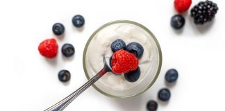 Comer iogurte pode ajudar a diminuir o risco de câncer de mama Comer iogurte pode ajudar a diminuir o risco de câncer de mama