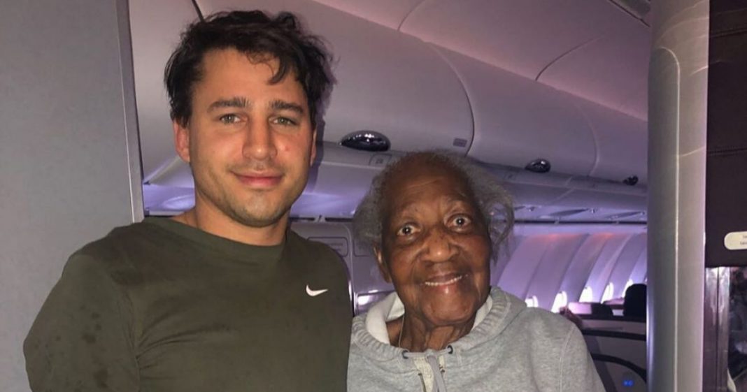 Jovem realiza sonho de mulher de 88 anos cedendo lugar na 1ª classe