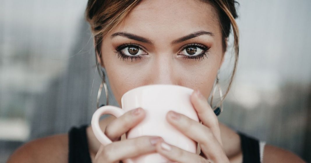 Pessoas que gostam de café sem açúcar e chocolate amargo são mais más, segundo estudos