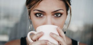 Pessoas que gostam de café sem açúcar e chocolate amargo são mais más, segundo estudos Pessoas que gostam de café sem açúcar e chocolate amargo são mais más, segundo estudos