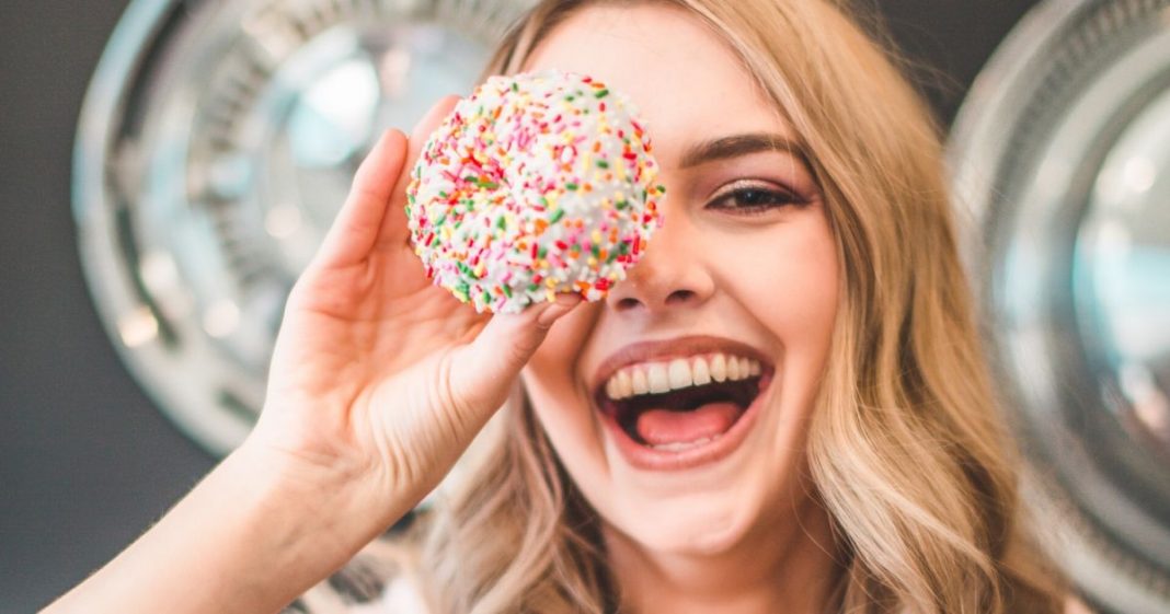 Psicólogos explicam os benefícios de se fazer bolos, biscoitos ou pães para outras pessoas