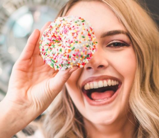 Psicólogos explicam os benefícios de se fazer bolos, biscoitos ou pães para outras pessoas