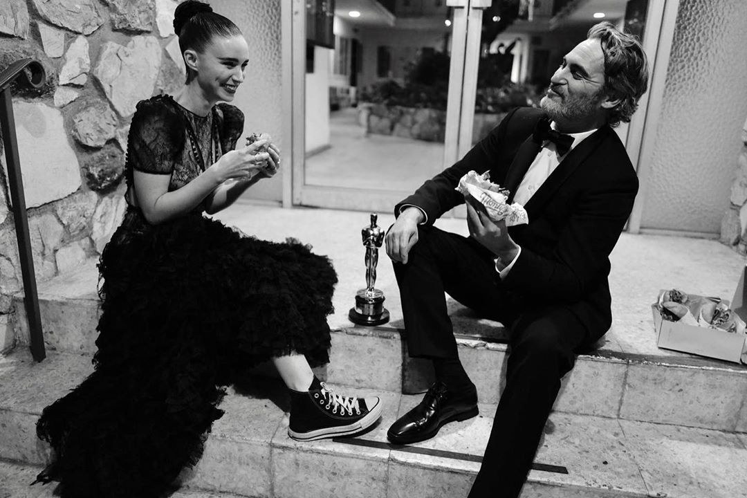 Joaquin Phoenix comemora prêmio do Oscar comendo hambúrguer vegano com a noiva ideiasnutritivas.com - Joaquin Phoenix comemora prêmio do Oscar comendo hambúrguer vegano com a noiva