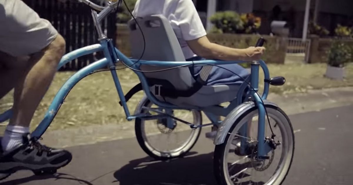 ideiasnutritivas.com - Marido inventa uma bicicleta especial para passear com a esposa com Alzheimer