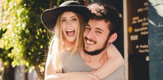 As mulheres que namoram homens feios são mais felizes As mulheres que namoram homens feios são mais felizes