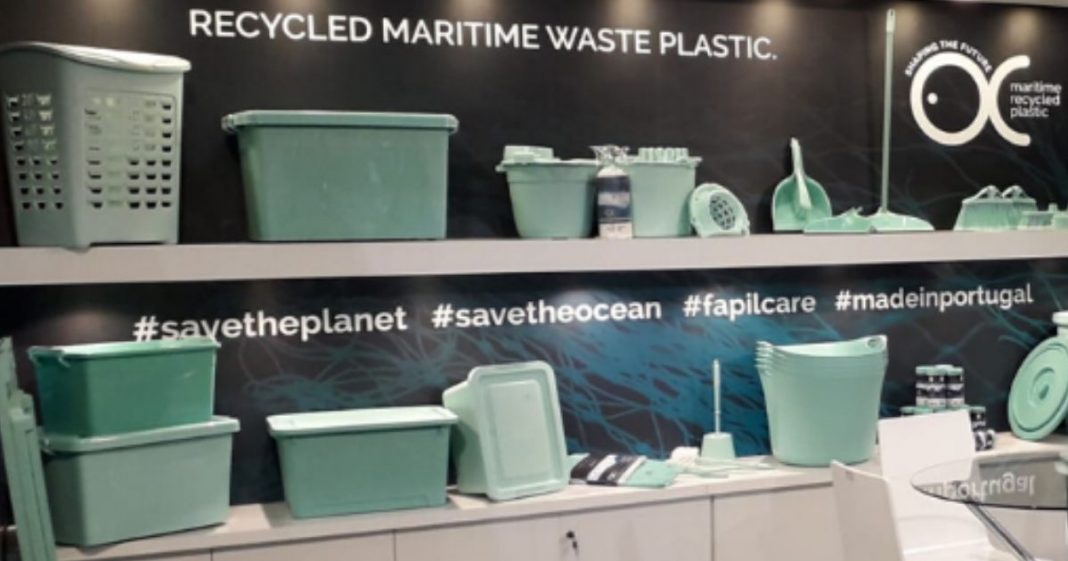 Empresa portuguesa produz artigos de limpeza com lixo plástico do oceano