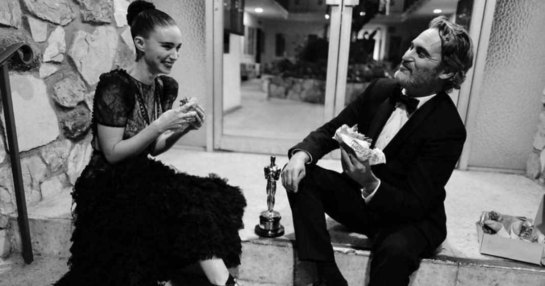 Joaquin Phoenix comemora prêmio do Oscar comendo hambúrguer vegano com a noiva