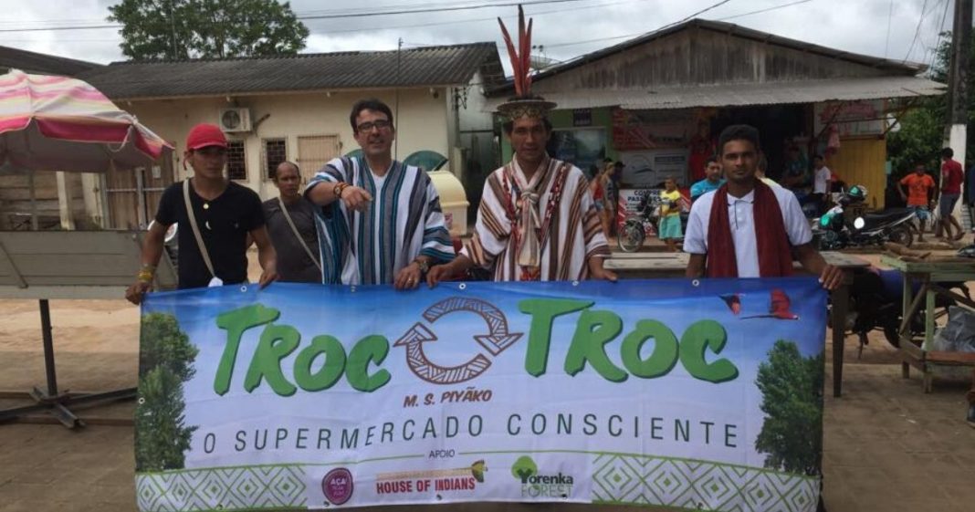 Mercado ecológico na Floresta Amazônica troca materiais recicláveis por alimentos