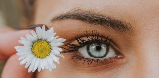 Namorar uma mulher com um coração grande e que pense demais é difícil, mas vale a pena Namorar uma mulher com um coração grande e que pense demais é difícil, mas vale a pena