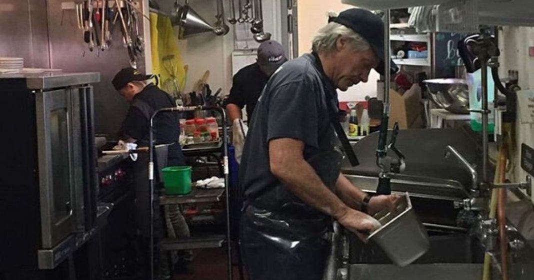 Bon Jovi lava louça em seu restaurante comunitário e pede para que cada um faça o que pode