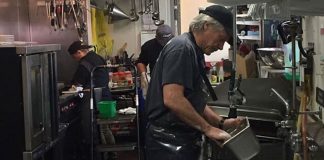 Bon Jovi lava louça em seu restaurante comunitário e pede para que cada um faça o que pode Bon Jovi lava louça em seu restaurante comunitário e pede para que cada um faça o que pode