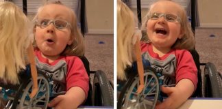 Menina cadeirante ganha Barbie em cadeira de rodas e fica maravilhada Menina cadeirante ganha Barbie em cadeira de rodas e fica maravilhada