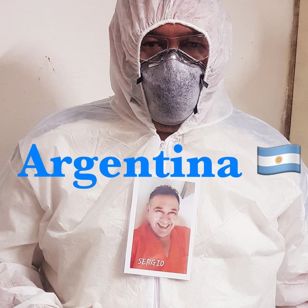 Profissionais da saúde colocam fotos sorrindo em suas roupas para humanizar atendimento a covid-19 ideiasnutritivas.com - Profissionais da saúde colocam fotos sorrindo em suas roupas para humanizar atendimento a covid-19