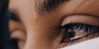 Enfermeira implora conscientização após perder colega de trabalho que contraiu o Covid-19 Enfermeira implora conscientização após perder colega de trabalho que contraiu o Covid-19