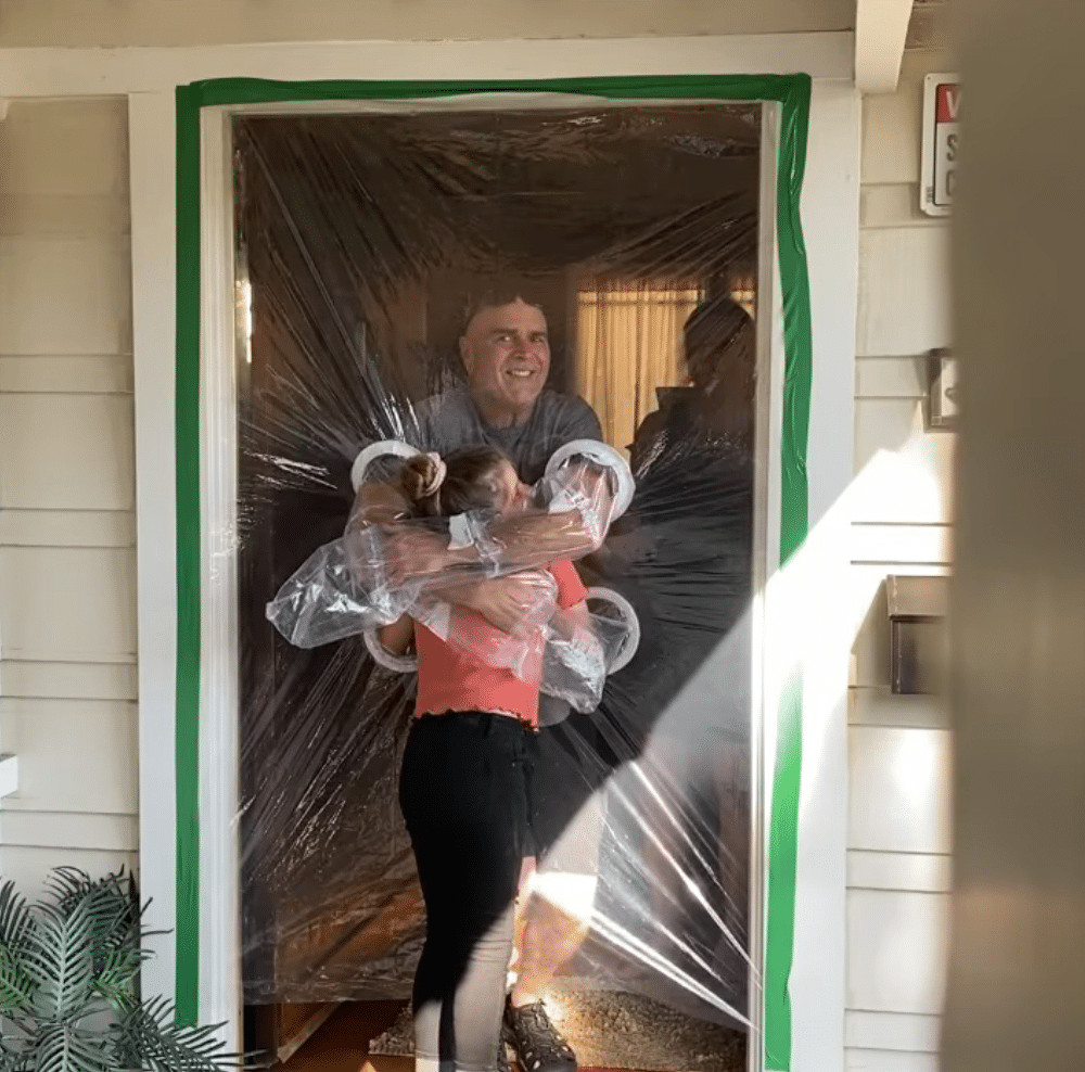 ideiasnutritivas.com - Menina cria uma cortina de pl&aacute;stico para poder abra&ccedil;ar av&oacute;s na quarentena