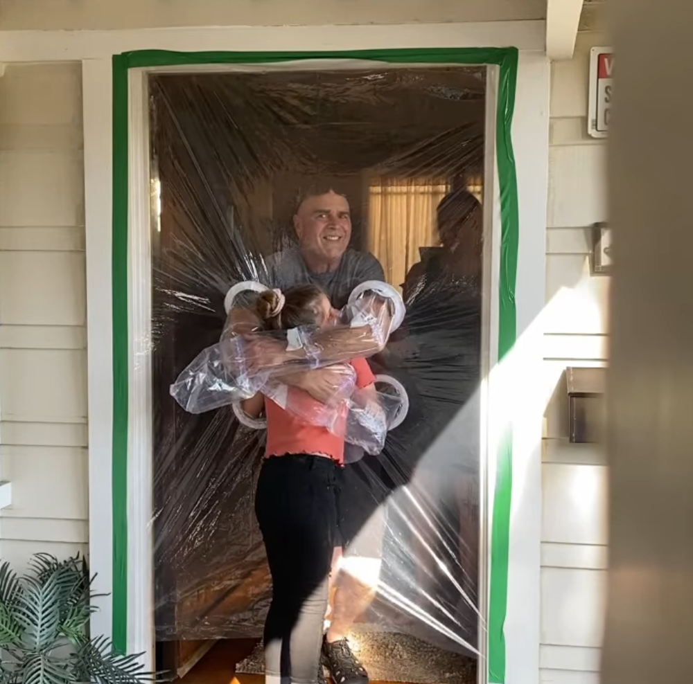 Menina cria uma cortina de plástico para poder abraçar avós na quarentena ideiasnutritivas.com - Menina cria uma cortina de plástico para poder abraçar avós na quarentena