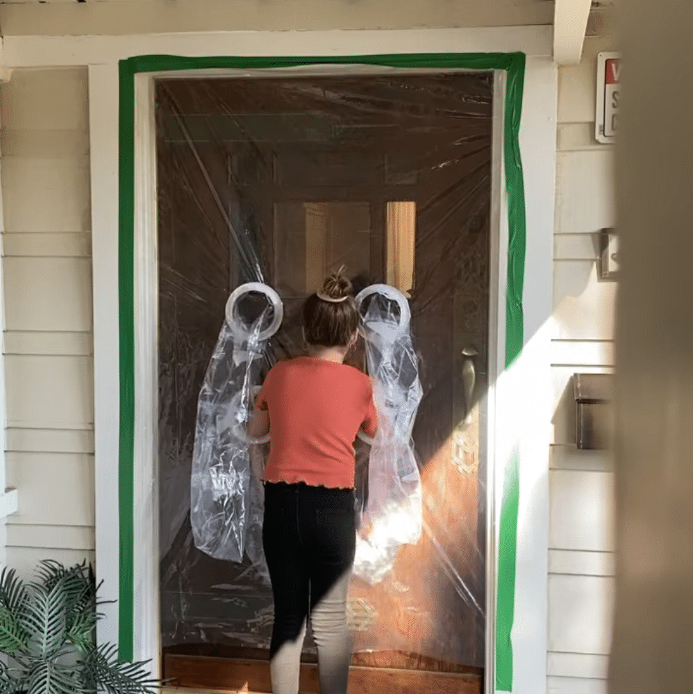 ideiasnutritivas.com - Menina cria uma cortina de pl&aacute;stico para poder abra&ccedil;ar av&oacute;s na quarentena