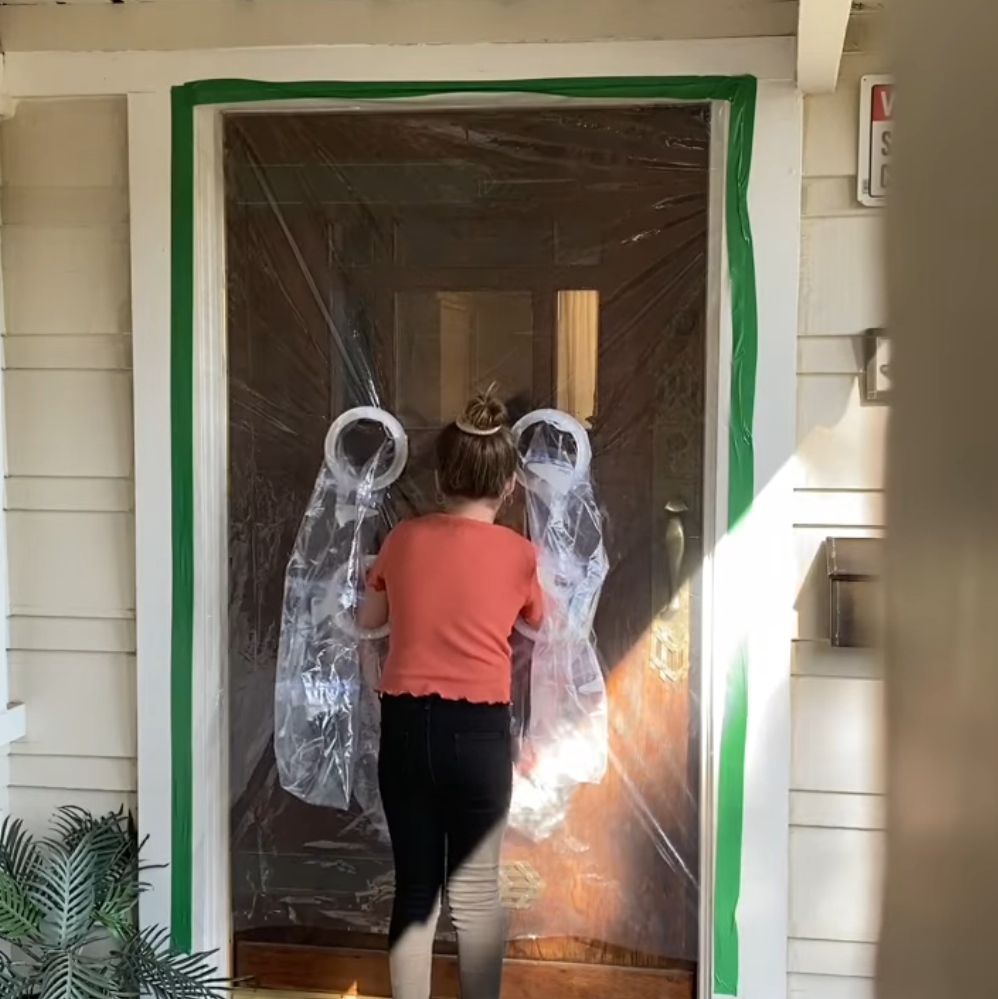 ideiasnutritivas.com - Menina cria uma cortina de plástico para poder abraçar avós na quarentena