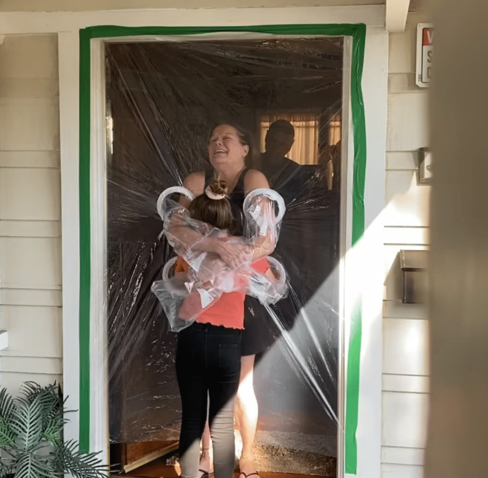 ideiasnutritivas.com - Menina cria uma cortina de pl&aacute;stico para poder abra&ccedil;ar av&oacute;s na quarentena