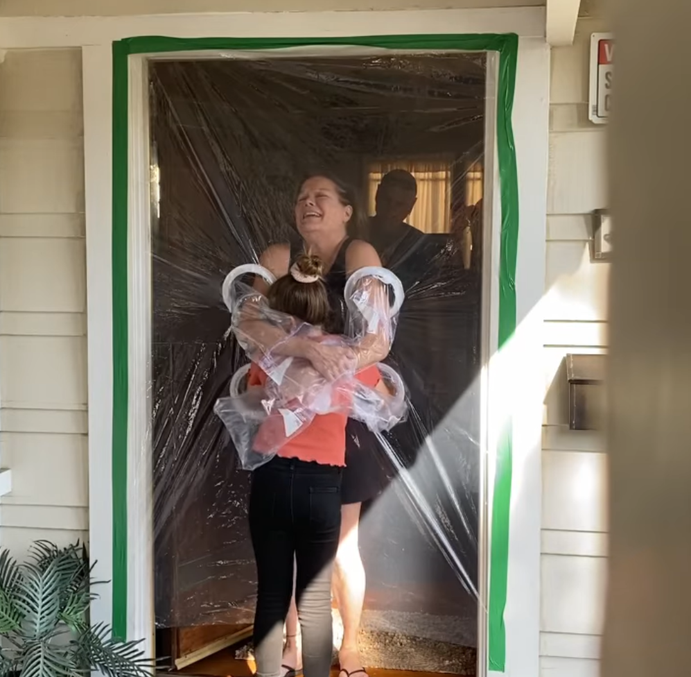 Menina cria uma cortina de plástico para poder abraçar avós na quarentena ideiasnutritivas.com - Menina cria uma cortina de plástico para poder abraçar avós na quarentena