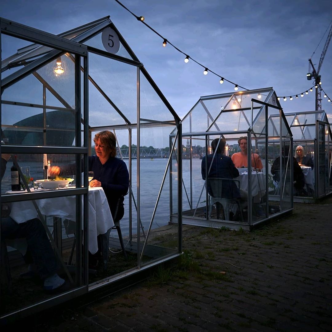 Restaurante em Amsterdã instala casas de vidro para evitar contágios ideiasnutritivas.com - Restaurante em Amsterdã instala casas de vidro para evitar contágios