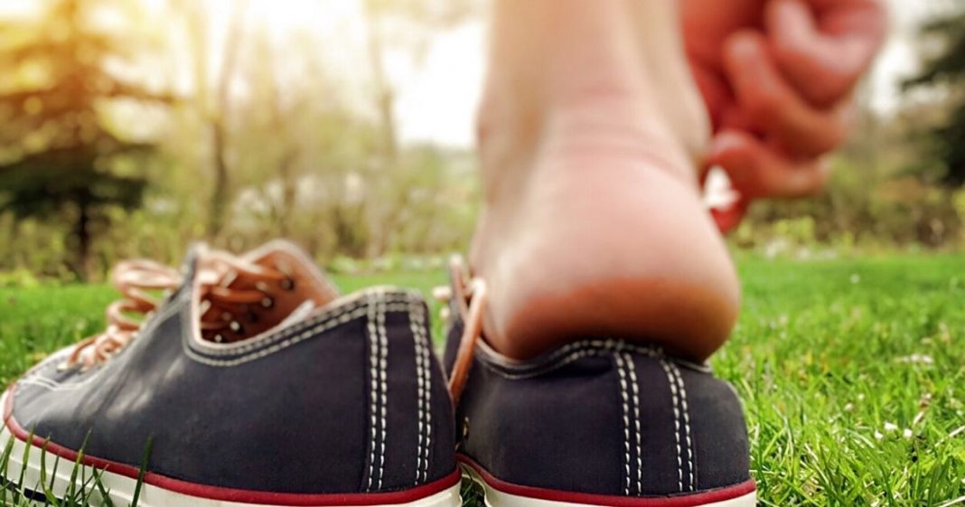 Andar descalço traz diversos benefícios ao corpo, explicam cientistas