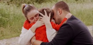 Casal reencontra filho após luta de cinco semanas contra a covid-19 Casal reencontra filho após luta de cinco semanas contra a covid-19