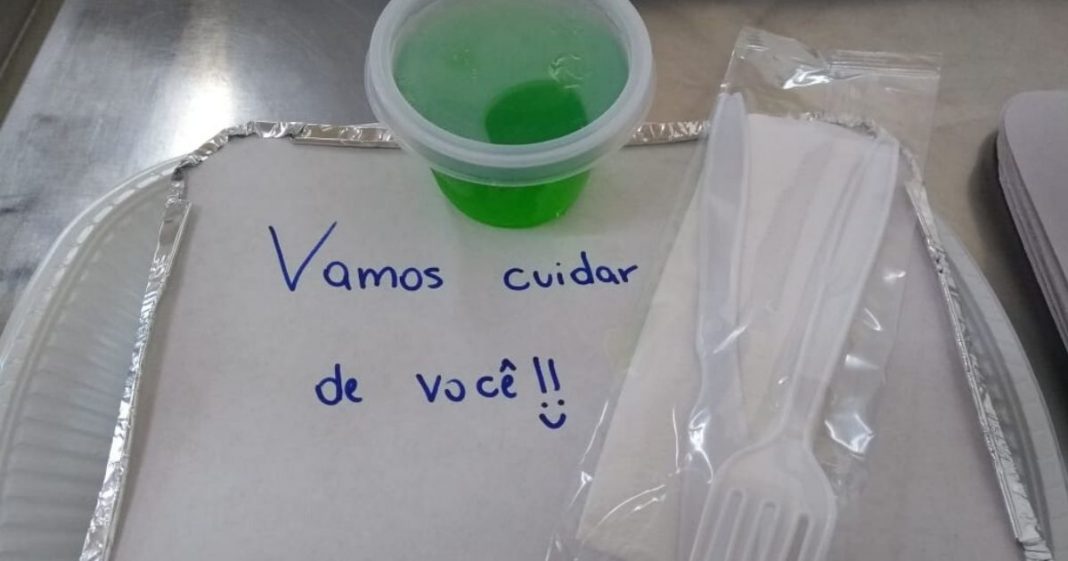 Hospital serve refeições com mensagens motivacionais aos pacientes com suspeita de COVID-19