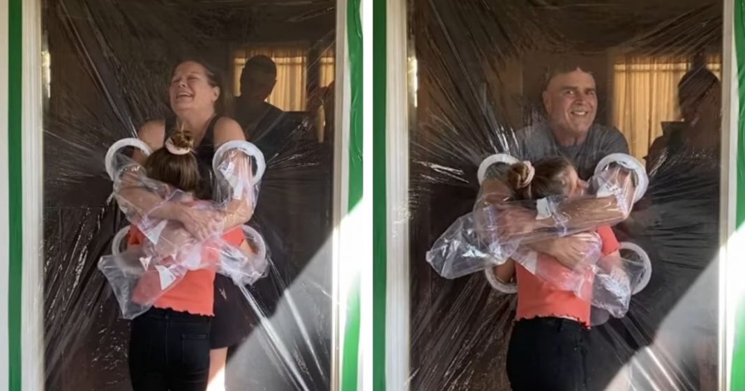 Menina cria uma cortina de plástico para poder abraçar avós na quarentena