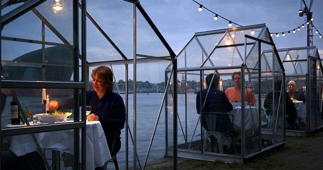 Restaurante em Amsterdã instala casas de vidro para evitar contágios