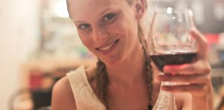 Beber vinho todos os dias pode te deixar mais saudável e feliz Beber vinho todos os dias pode te deixar mais saudável e feliz