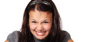 Fotógrafa captura expressões das pessoas quando reparam na sua aparência Fotógrafa captura expressões das pessoas quando reparam na sua aparência