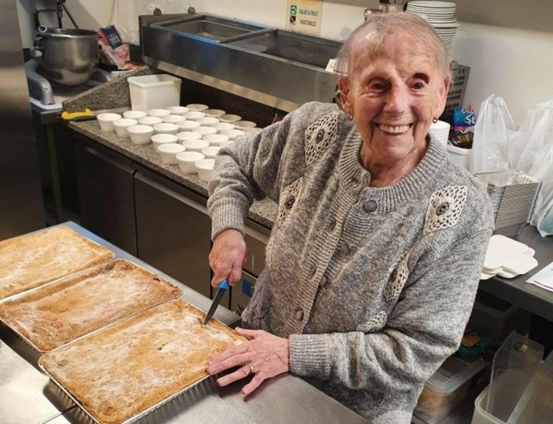 Senhora de 89 anos desafia a idade fazendo tortas para doar aos necessitados ideiasnutritivas.com - Senhora de 89 anos desafia a idade fazendo tortas para doar aos necessitados