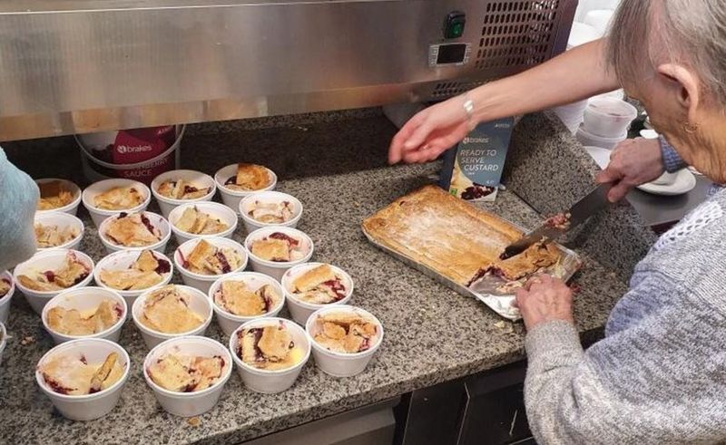 ideiasnutritivas.com - Senhora de 89 anos desafia a idade fazendo tortas para doar aos necessitados