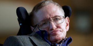 A ganância e a estupidez dos humanos os tornam a maior ameaça à terra, de acordo com Stephen Hawking A ganância e a estupidez dos humanos os tornam a maior ameaça à terra, de acordo com Stephen Hawking