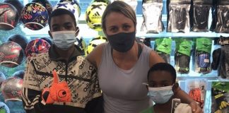 Atitude solidária que Giulia Gam teve com dois garotos na rua comove a web Atitude solidária que Giulia Gam teve com dois garotos na rua comove a web