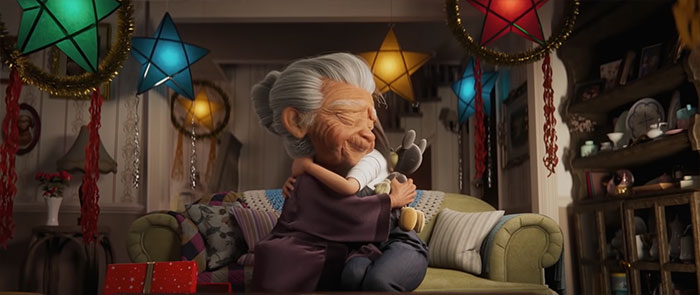 disney uk christmas ad filipino grandma and mickey 1 5faa5d80b0472 700 - Anúncio de Natal da Disney está fazendo todo mundo chorar de emoção