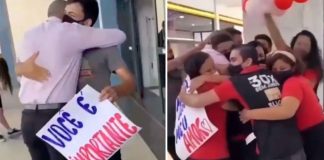 Funcionários de loja homenageiam gerente vítima de racismo Funcionários de loja homenageiam gerente vítima de racismo