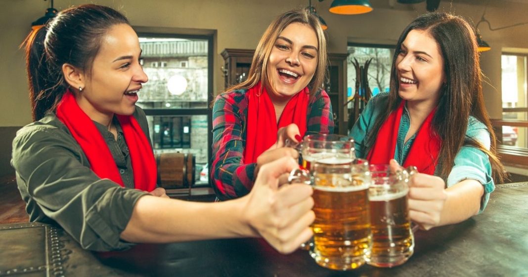 Quem bebe cerveja ou café tem mais chance de passar dos 90 anos, indica estudo